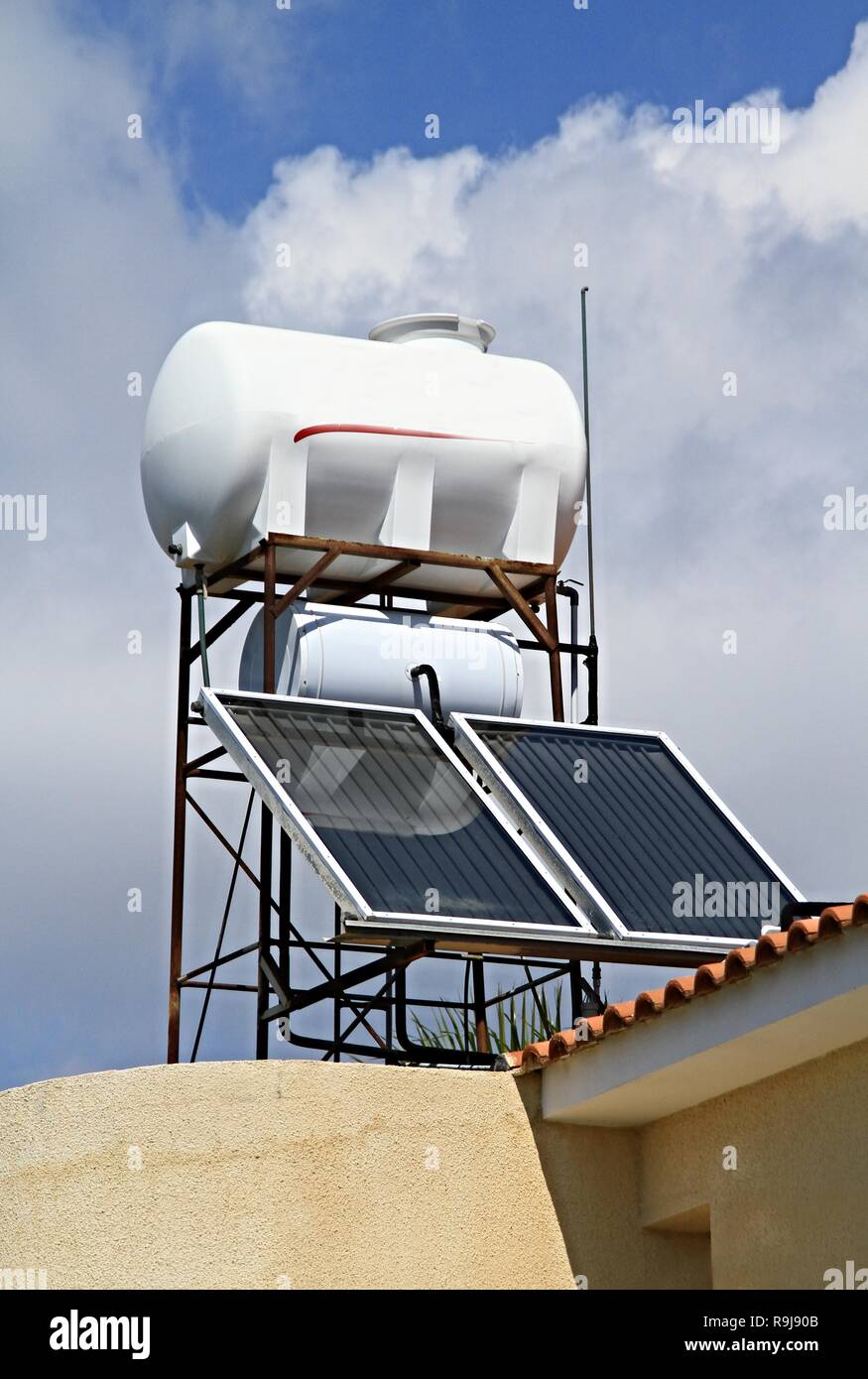 panneaux solaires sur le toit avec ciel bleu générant de l'électricité puissance pour le client aucune personne n'a de stock images stock photo Banque D'Images