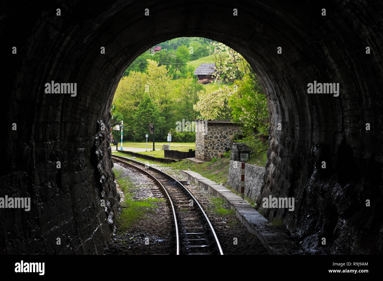 Patrimoine à voie étroite voie de chemin de fer pour l'Sargan huit trains grâce à un tunnel, Mokra Gora, en Serbie Banque D'Images