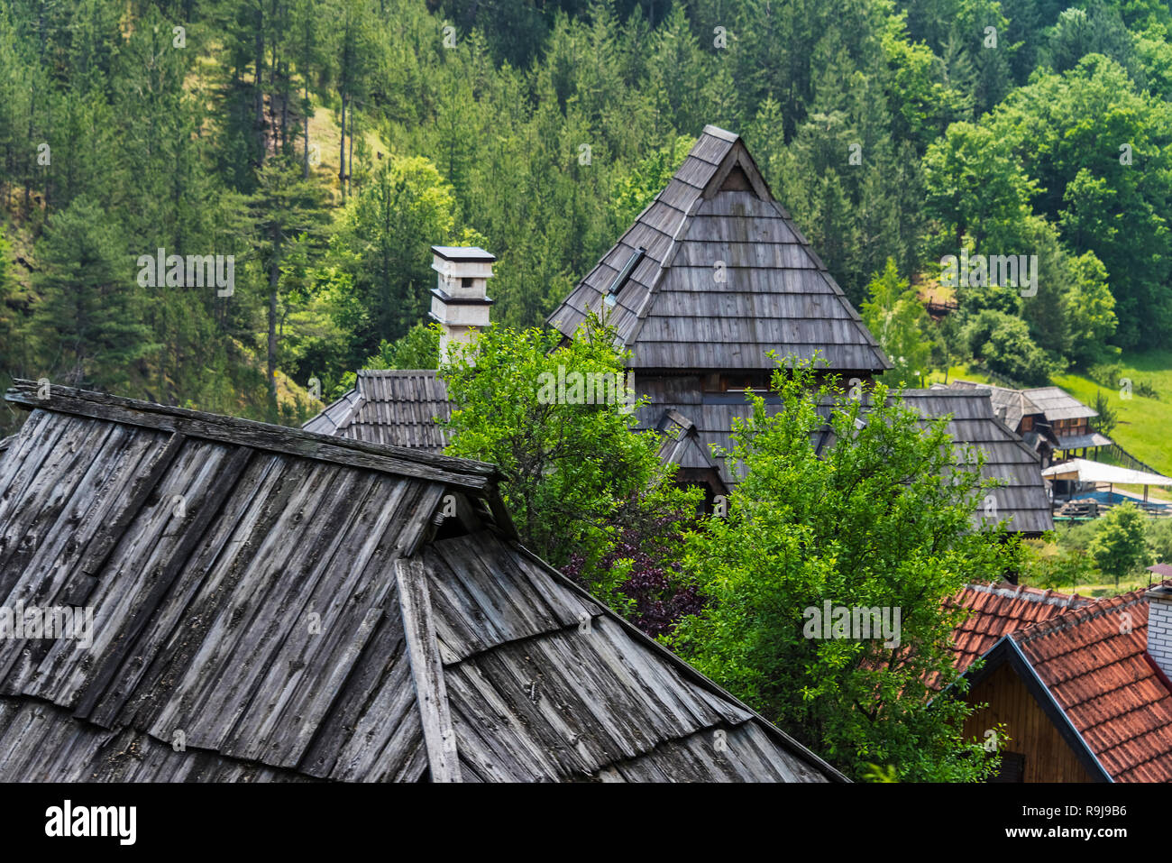 Cabines en bois dans la ville de Drvengrad, un village de l'ethno-cinéaste, Emir Kusturica, Mokra Gora, en Serbie Banque D'Images