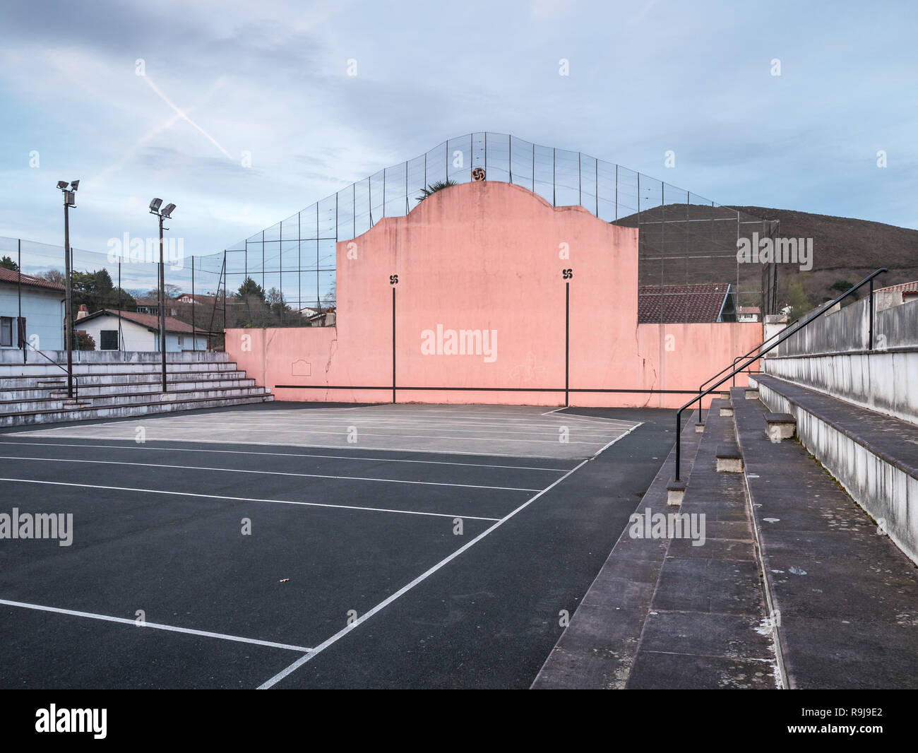 Cour de pelote basque dans le centre du village d'Ascain, Pays Basque, France Banque D'Images