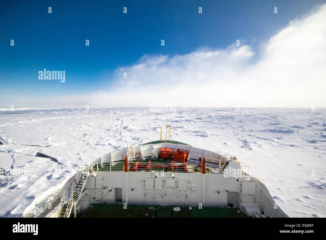 Frozen Polar Sea et de vastes banquises du pont d'un navire brise-glace de recherche Banque D'Images