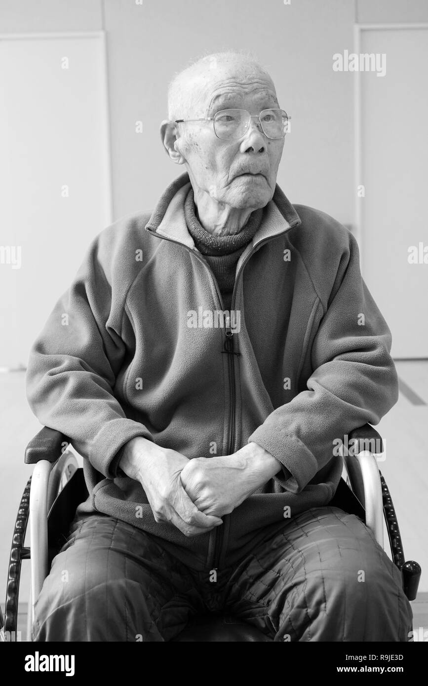 Senior ou un homme âgé assis sur fauteuil roulant en maison de soins infirmiers Banque D'Images