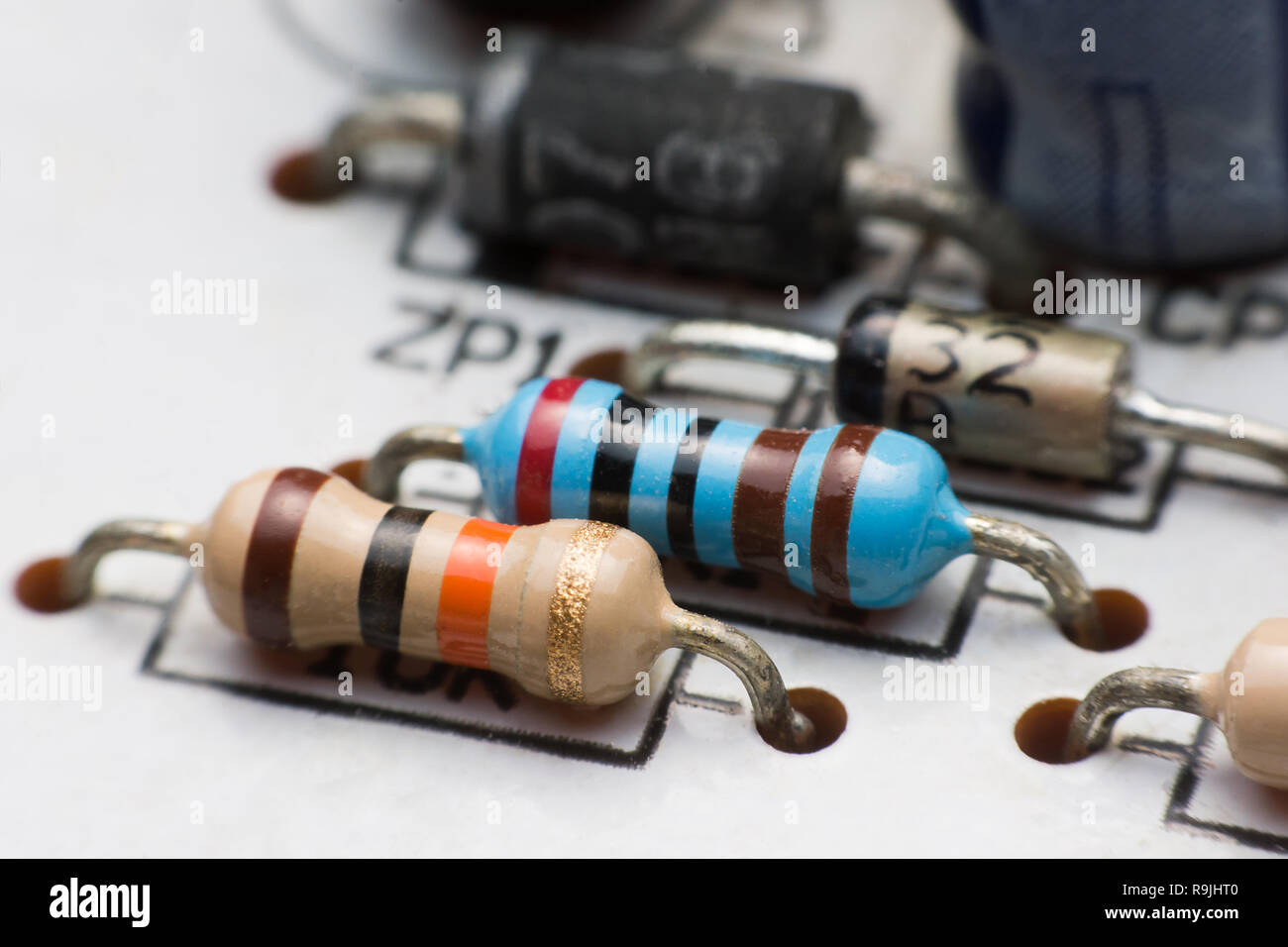 Condensateur, la résistance et la diode sur la platine électronique de  matériel de près Photo Stock - Alamy