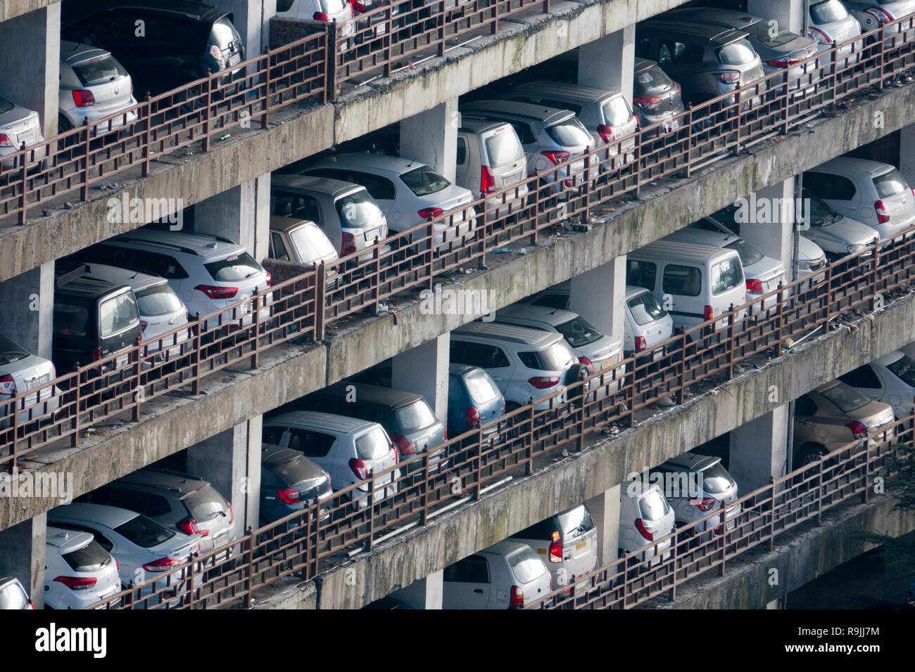 Les véhicules stationnés à parking immeuble à Shimla, Himachal Pradesh, Inde Banque D'Images