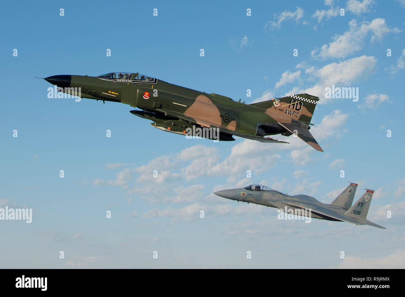 Les combattants de l'Armée de l'air militaire moderne, F-4 Phantom et F-15 Strike Eagle, deux générations d'avions de chasse. Banque D'Images