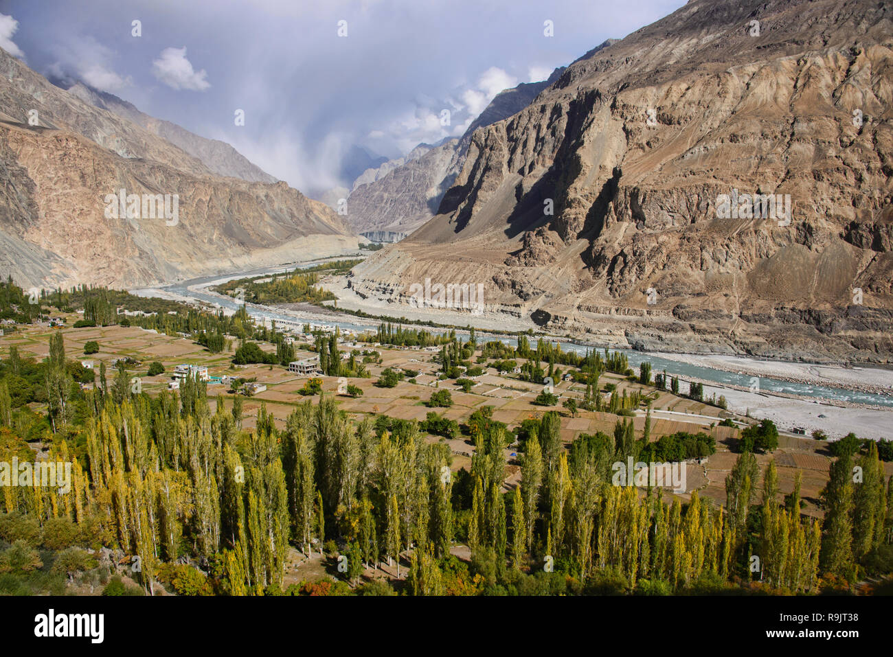 Le Balti village d'Turtuk, une fois que le Pakistan, qui fait maintenant partie du Ladakh, en Inde, en vue de l'automne dans le cadre de la gamme Karakoram et fleuves Shyok River Banque D'Images