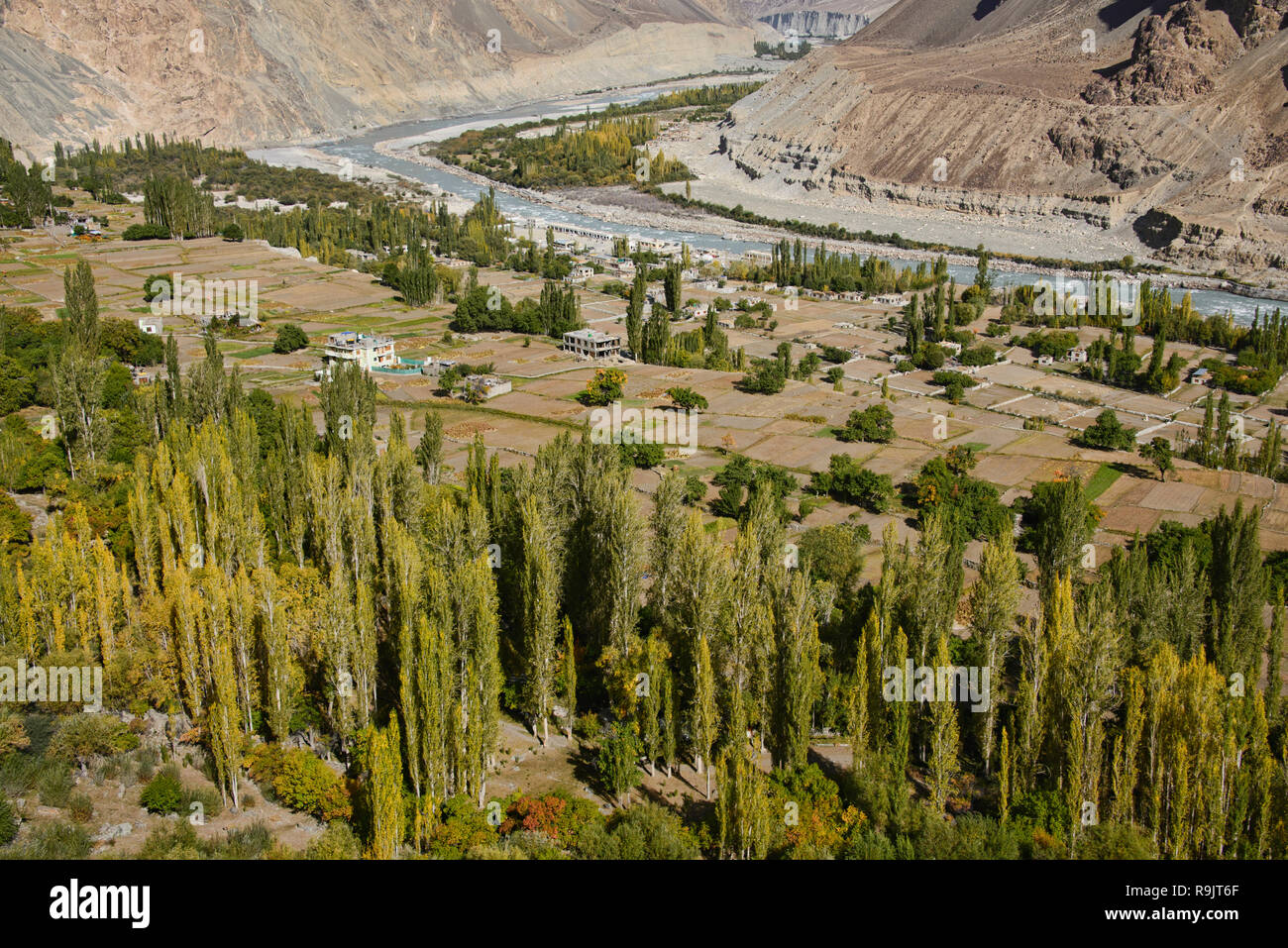 Le Balti village d'Turtuk, une fois que le Pakistan, qui fait maintenant partie du Ladakh, en Inde, en vue de l'automne dans le cadre de la gamme Karakoram et fleuves Shyok River Banque D'Images