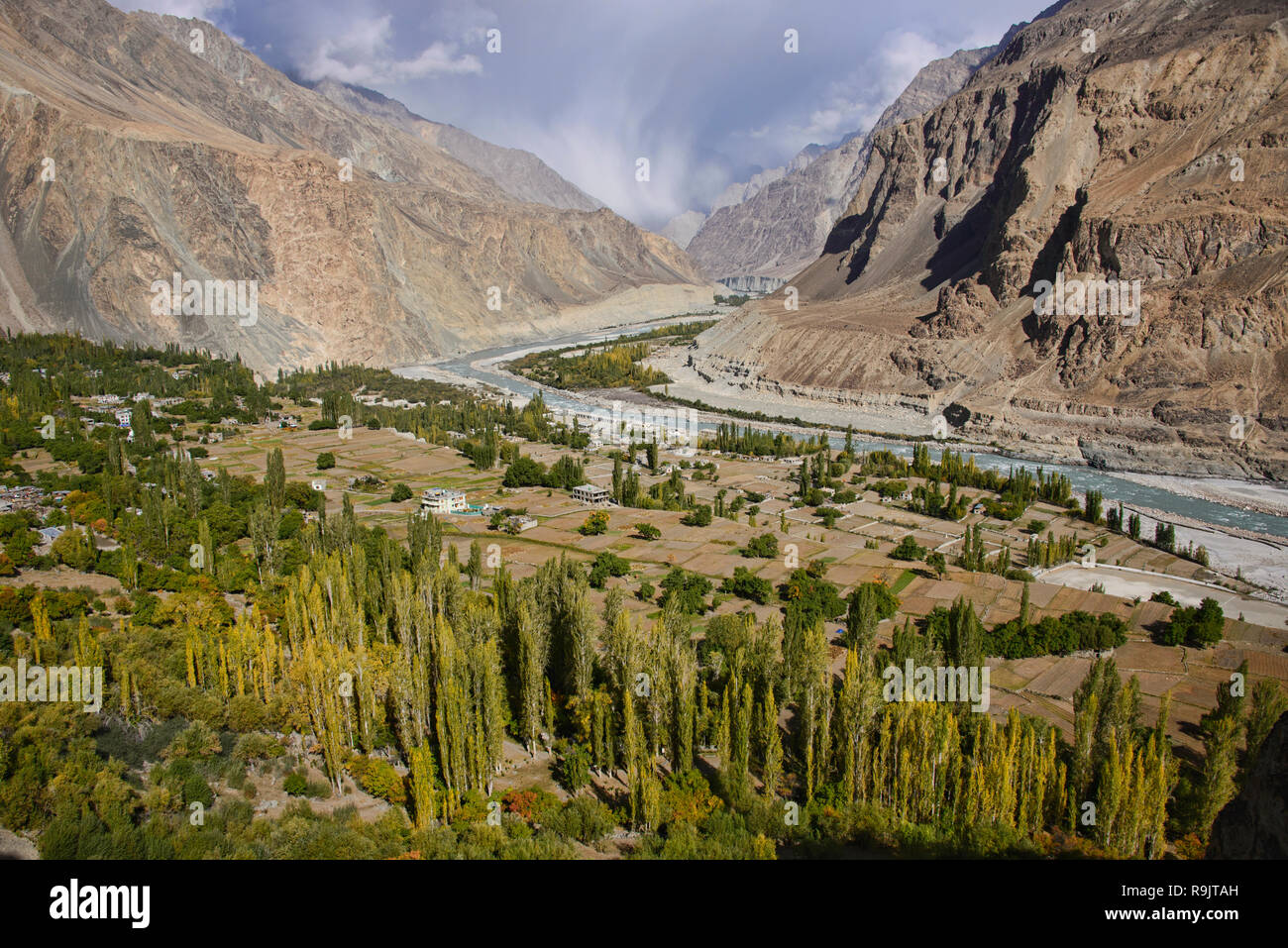 Le Balti village d'Turtuk, une fois que le Pakistan, qui fait maintenant partie du Ladakh, en Inde, en vue de l'automne dans le cadre de la gamme Karakoram et fleuves Shyok River Banque D'Images