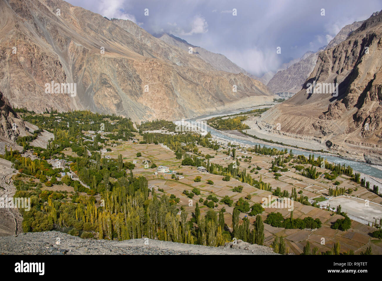 Le Balti village d'Turtuk, une fois que le Pakistan, qui fait maintenant partie du Ladakh, en Inde, en vue de l'automne dans le cadre de la gamme Karakoram et fleuves Shyok River Banque D'Images