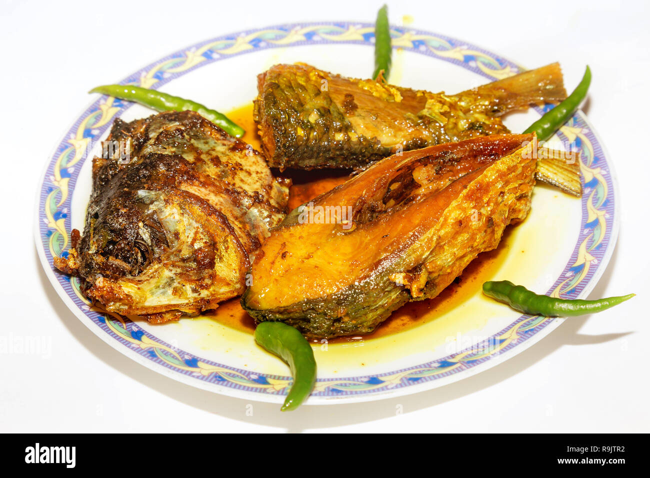 Aliments pour poissons frits Hilsa avec de savoureux de l'huile de poisson utilisée comme accompagnement avec repas de riz. Un non indien Bengali traditionnel cuisine végétarienne. Banque D'Images