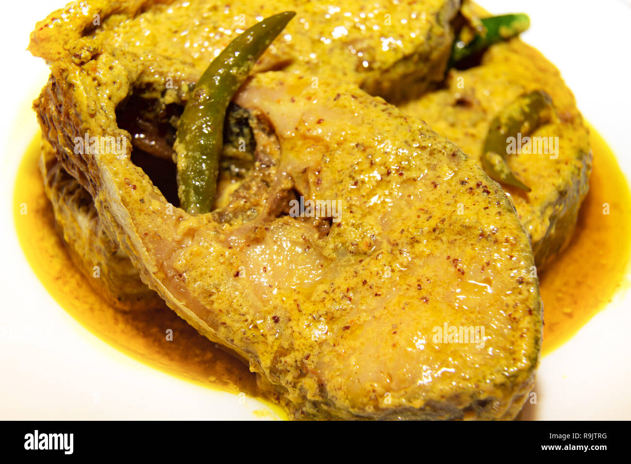 Poissons Indiens épicés des aliments préparés avec des poissons en sauce moutarde Hilsa en close up macro-vision. Banque D'Images