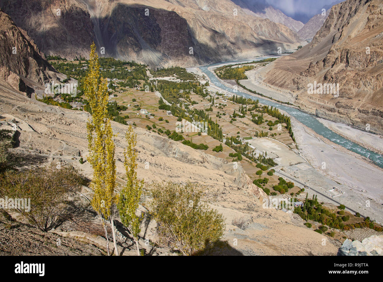 Le Balti village d'Turtuk, une fois que le Pakistan, qui fait maintenant partie du Ladakh, en Inde, en vue de l'automne dans le cadre de la gamme Karakoram et fleuves Shyok River Banque D'Images