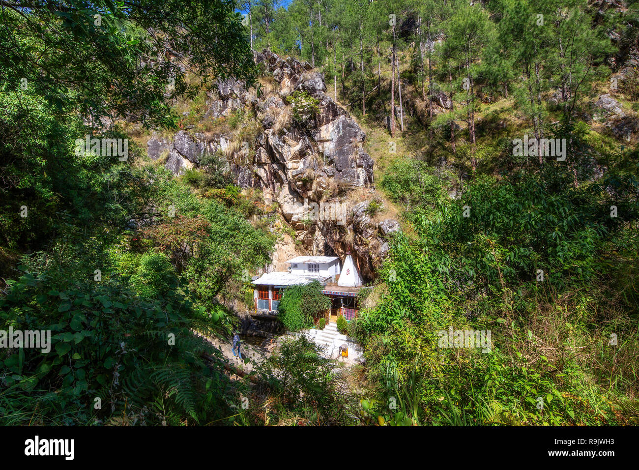 Rudradhari temple situé au coeur d'une forêt dense sur une pente de montagne de haute altitude sur un trek route de Kausani Uttarakhand en Inde. Banque D'Images