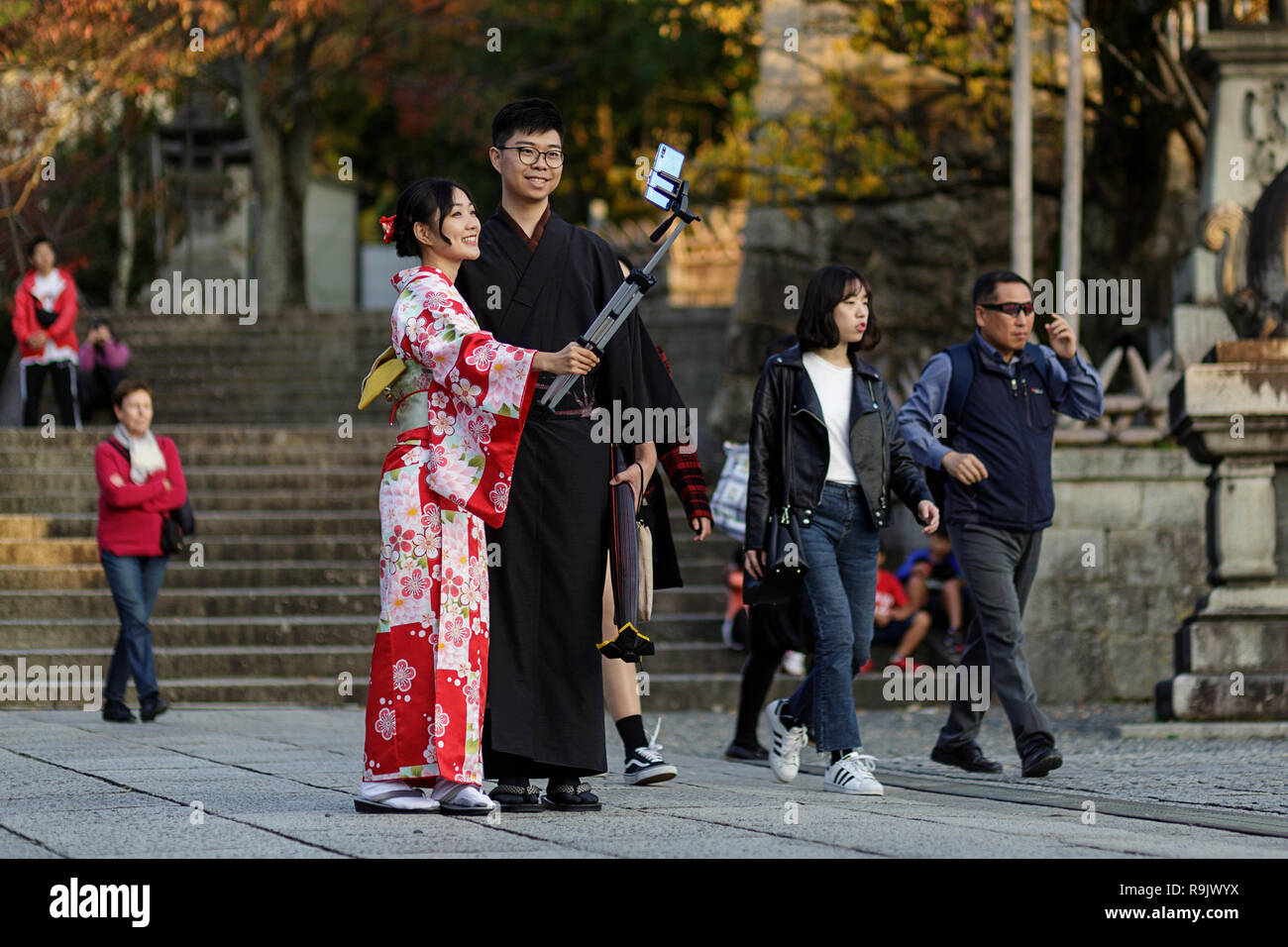 Couple japonais portant des vêtements traditionnels japonais, en tenant avec selfies smartphone, Kyoto, Japon Banque D'Images