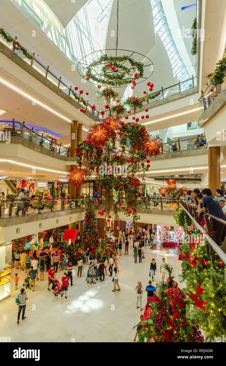 Kuala Lumpur, Malaisie - Décembre 25,2018 : belle décoration de Noël dans les jardins Mall. Les gens peuvent voir l'exploration et de shopping autour. Banque D'Images