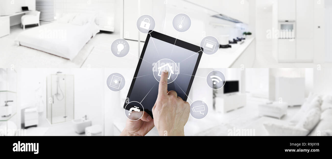 Smart home automation main touche écran tablette numérique avec des symboles sur l'intérieur des chambres et l'espace de bannière web copie modèle Banque D'Images