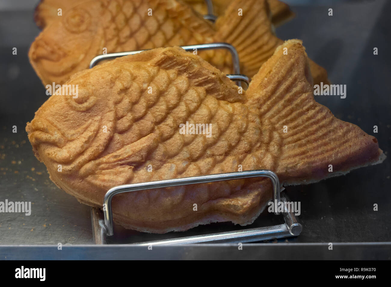 Fresh Baked Taiyaki Gateau En Forme De Poissons Japonais Rempli De Pate De Haricots Rouges Dans Une Norme Photo Stock Alamy