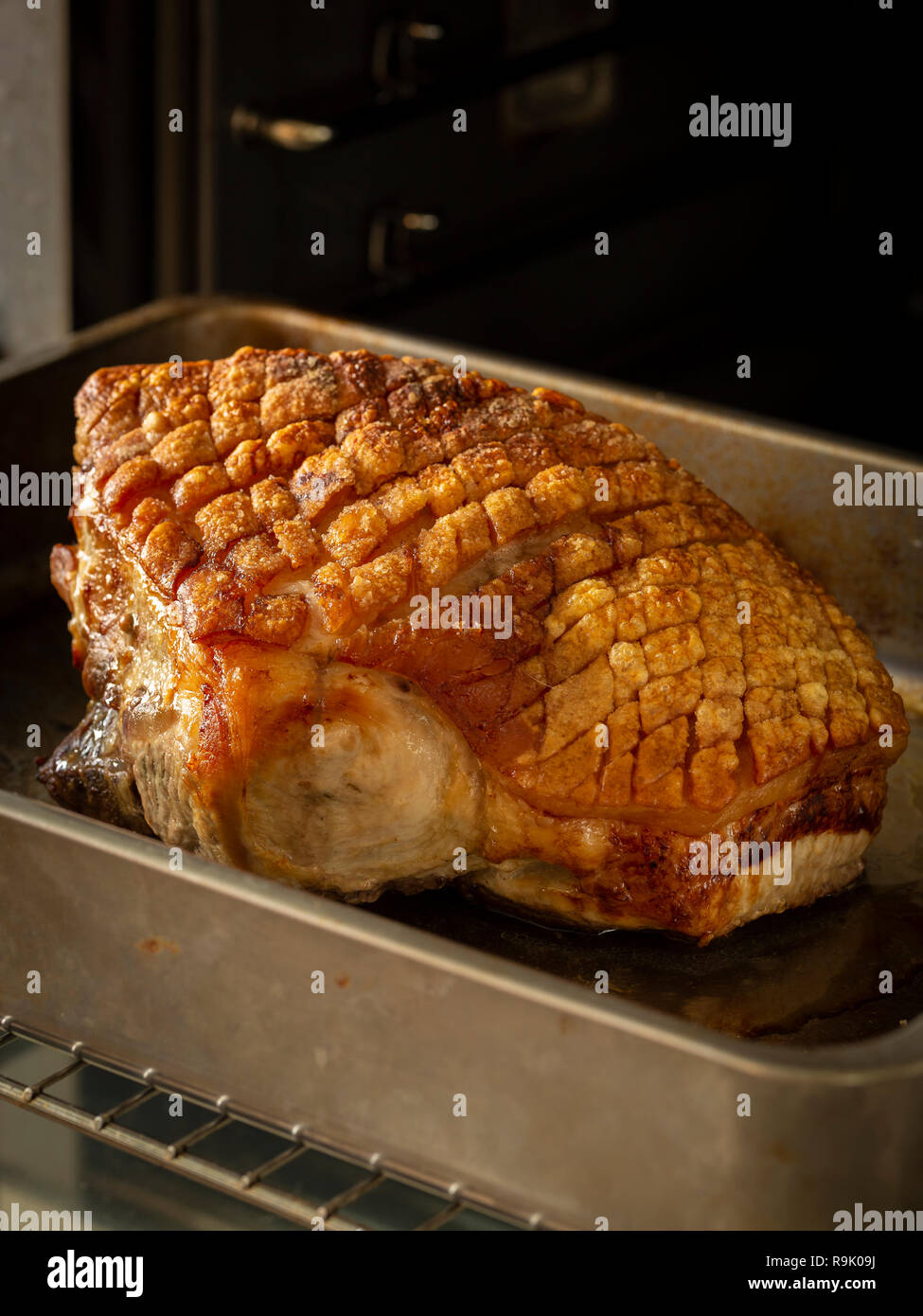 Krustenbraten fertig zum Servieren. Le rôti du dimanche, au moment de servir. Banque D'Images