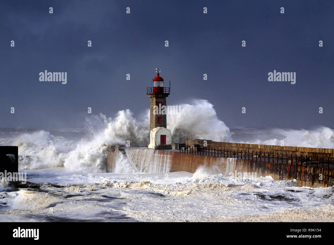 De l'entrée du port du fleuve Douro au cours d'une tempête Banque D'Images
