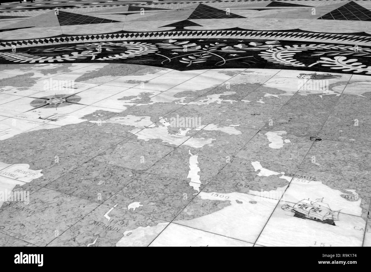 Partie de trottoir de marbre près de la Tour de Belém qui représente la carte des découvertes, mer-card et caravel Banque D'Images