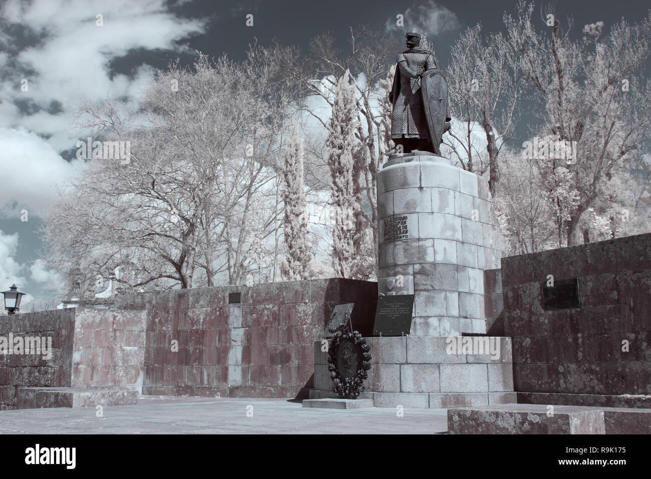 Statue dans la ville de Guimaraes du Roi Afonso Henriques, petit-fils d'Alphonse VI de Castille et Leon et petit-fils de Ferdinand le Grand, founde Banque D'Images