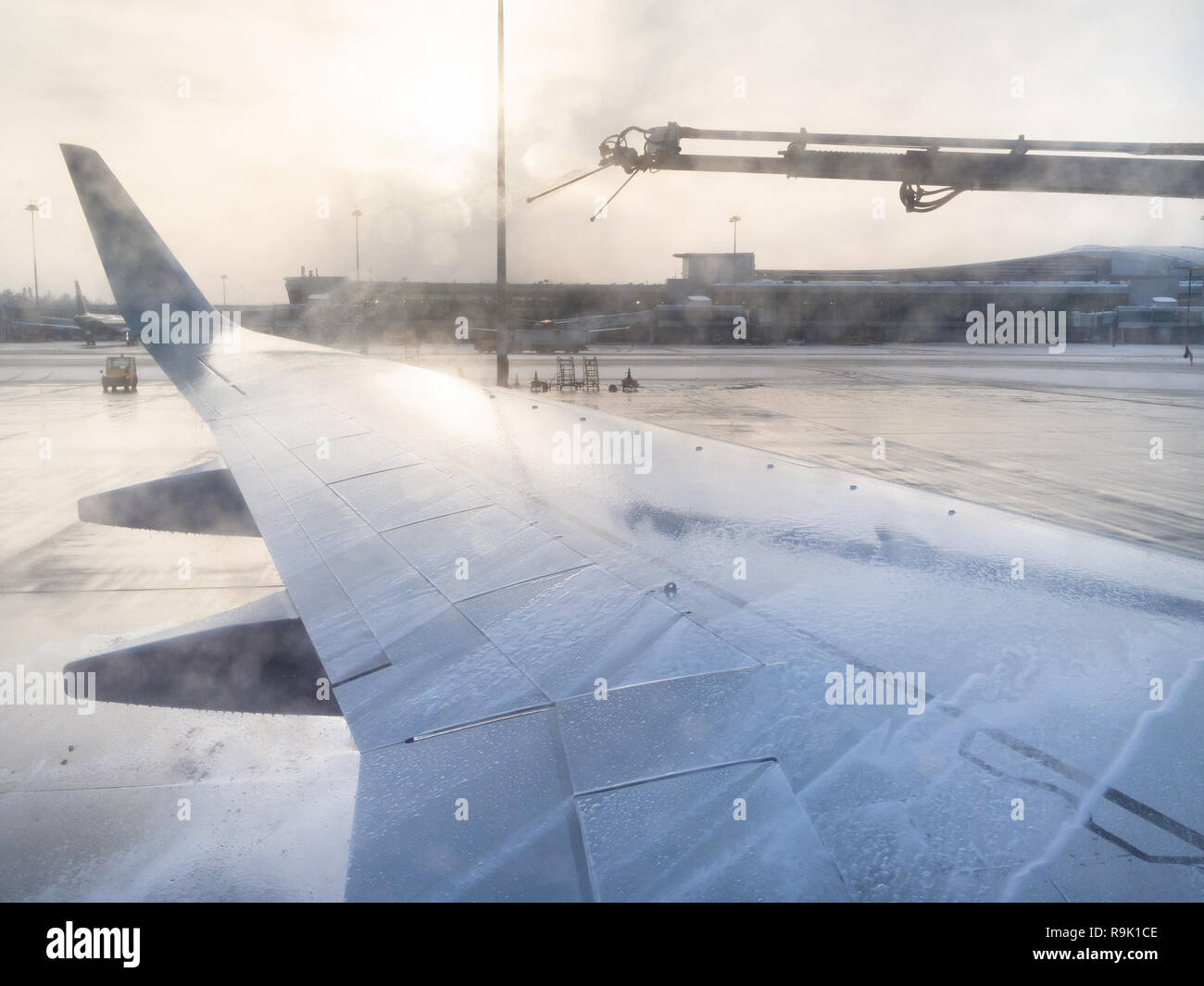 Le dégivrage de l'aile par des produits chimiques dans l'Aéroport de Sheremetyevo en soirée d'hiver Banque D'Images