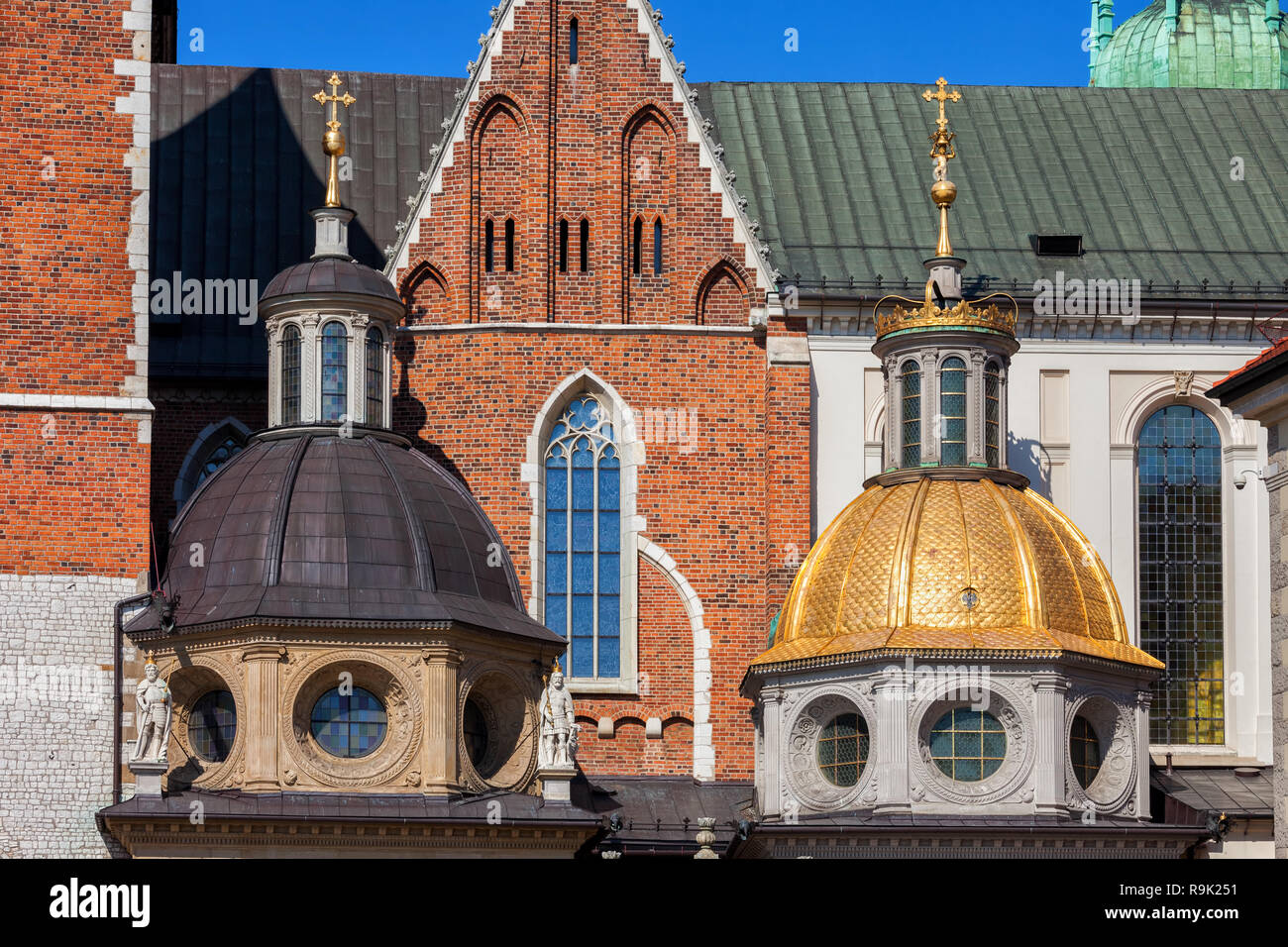 La cathédrale du Wawel détails architecturaux à Cracovie, Pologne, chapelle (L'un des dômes dorés Sigismond chapelle) de la basilique des Saints consigner vos bagages Royal S Banque D'Images