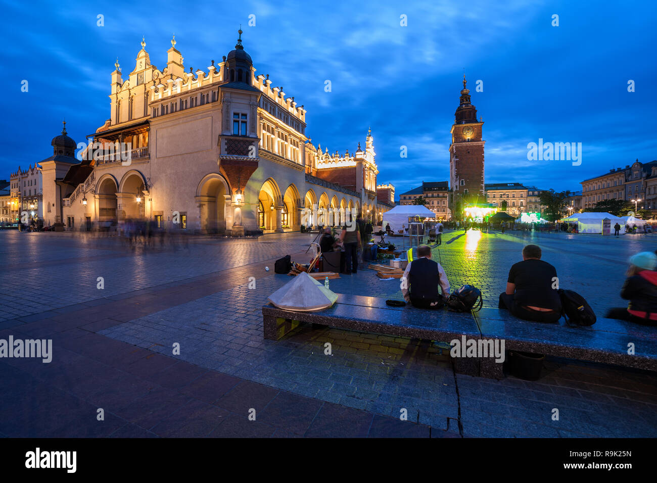 Ville de Cracovie en Pologne au crépuscule du soir, Place du marché dans la vieille ville, Halle aux Draps (Sukiennice) et Tour de ville Banque D'Images
