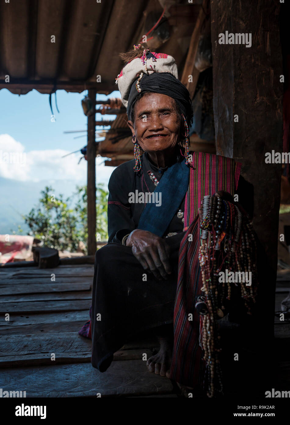 TONG KYAING, MYANMAR - CIRCA DÉCEMBRE 2017 : Portrait de vieille femme à la casserole Ian Village, également connu sous le nom de tribu Enn fra ou dents noir autour de Kyaing tonne Banque D'Images