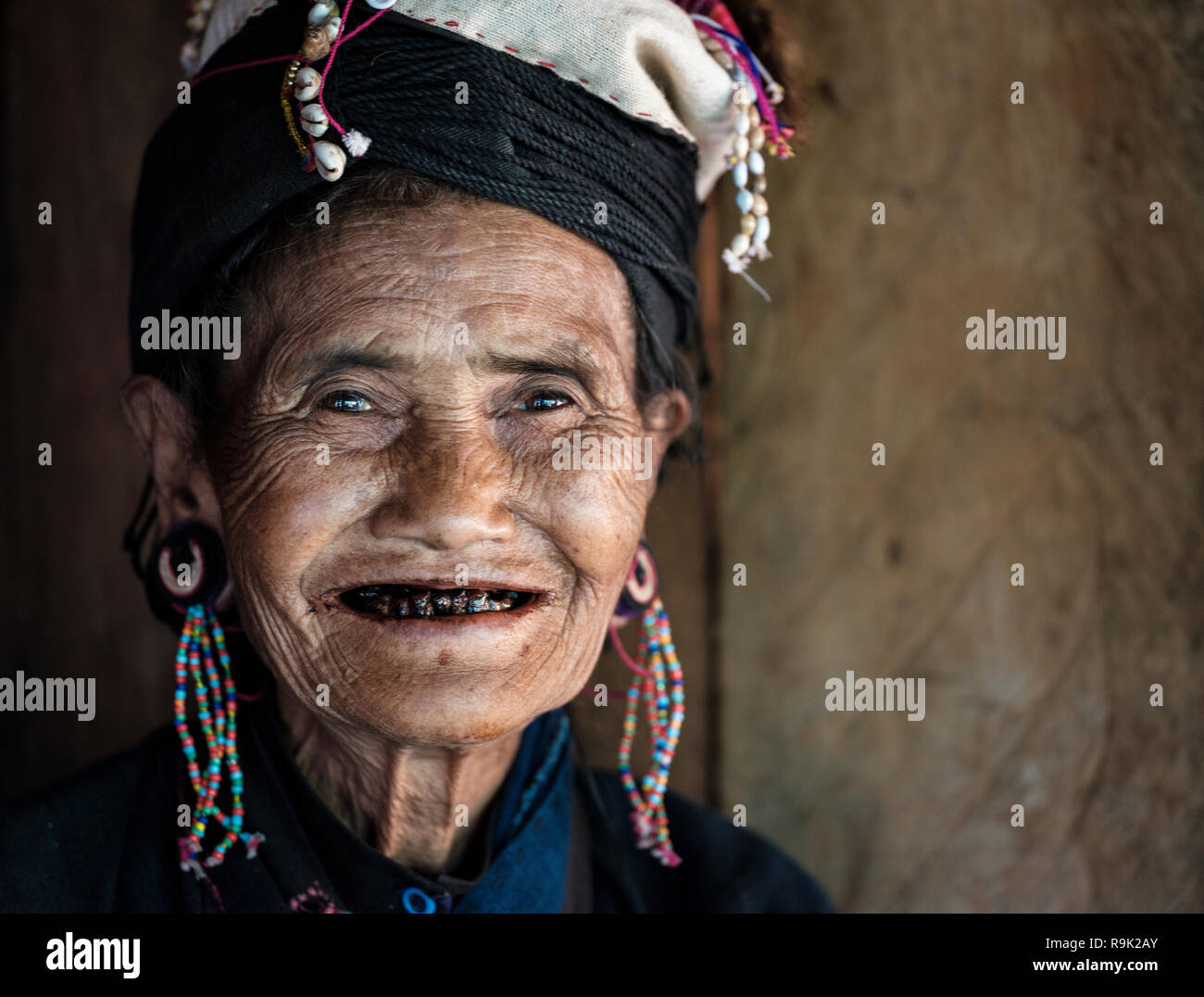 TONG KYAING, MYANMAR - CIRCA DÉCEMBRE 2017 : Portrait de vieille femme à la casserole Ian Village, également connu sous le nom de tribu Enn fra ou dents noir autour de Kyaing tonne Banque D'Images