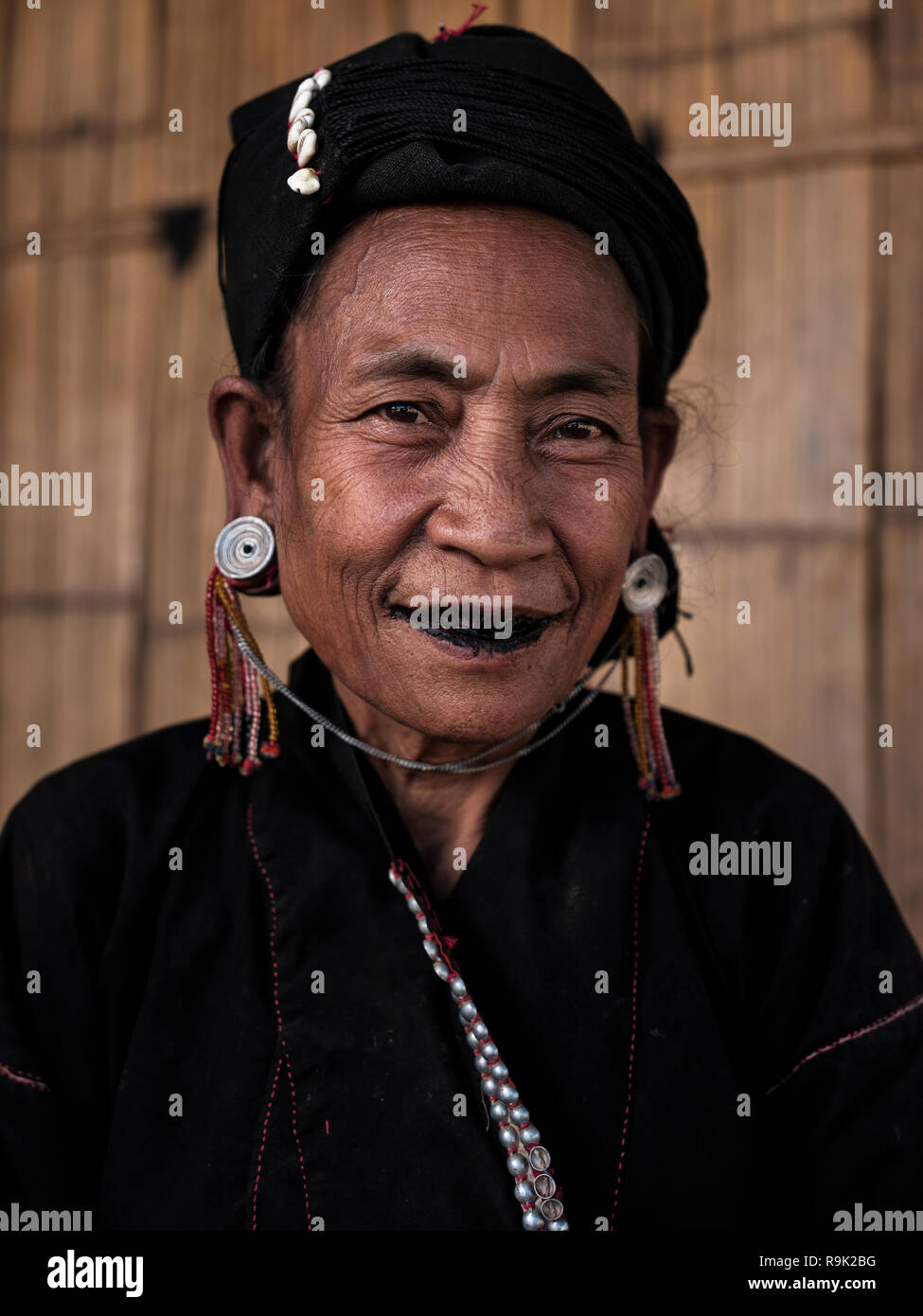TONG KYAING, MYANMAR - CIRCA DÉCEMBRE 2017 : Portrait d'une femme au Bam Kin Mai Eng. La FRA tribu sont connus pour leurs dents noires. Banque D'Images