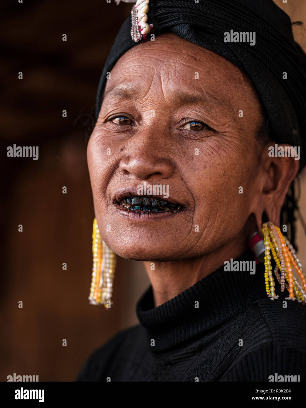 TONG KYAING, MYANMAR - CIRCA DÉCEMBRE 2017 : Portrait d'une femme au Bam Kin Mai Eng. La FRA tribu sont connus pour leurs dents noires. Banque D'Images