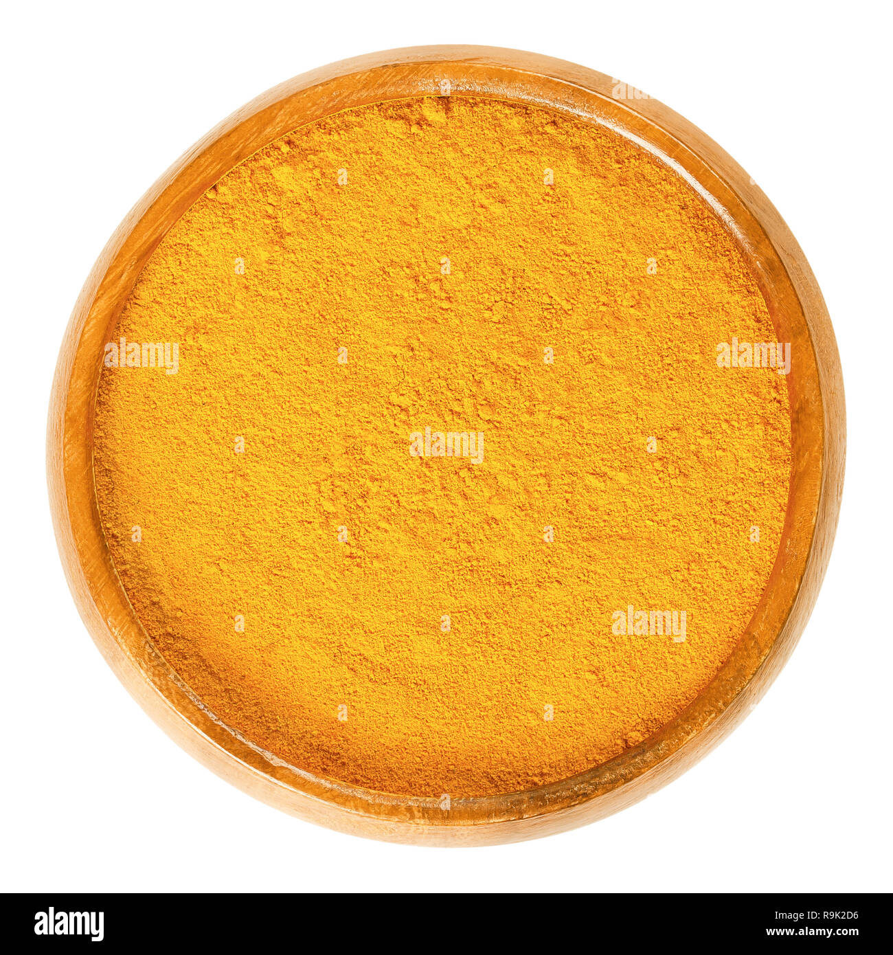 Poudre de curcuma dans bol en bois. Spice orange profond, utilisé comme colorant et aromatisant pour les currys. Traitées et de masse les rhizomes de Curcuma longa. Banque D'Images