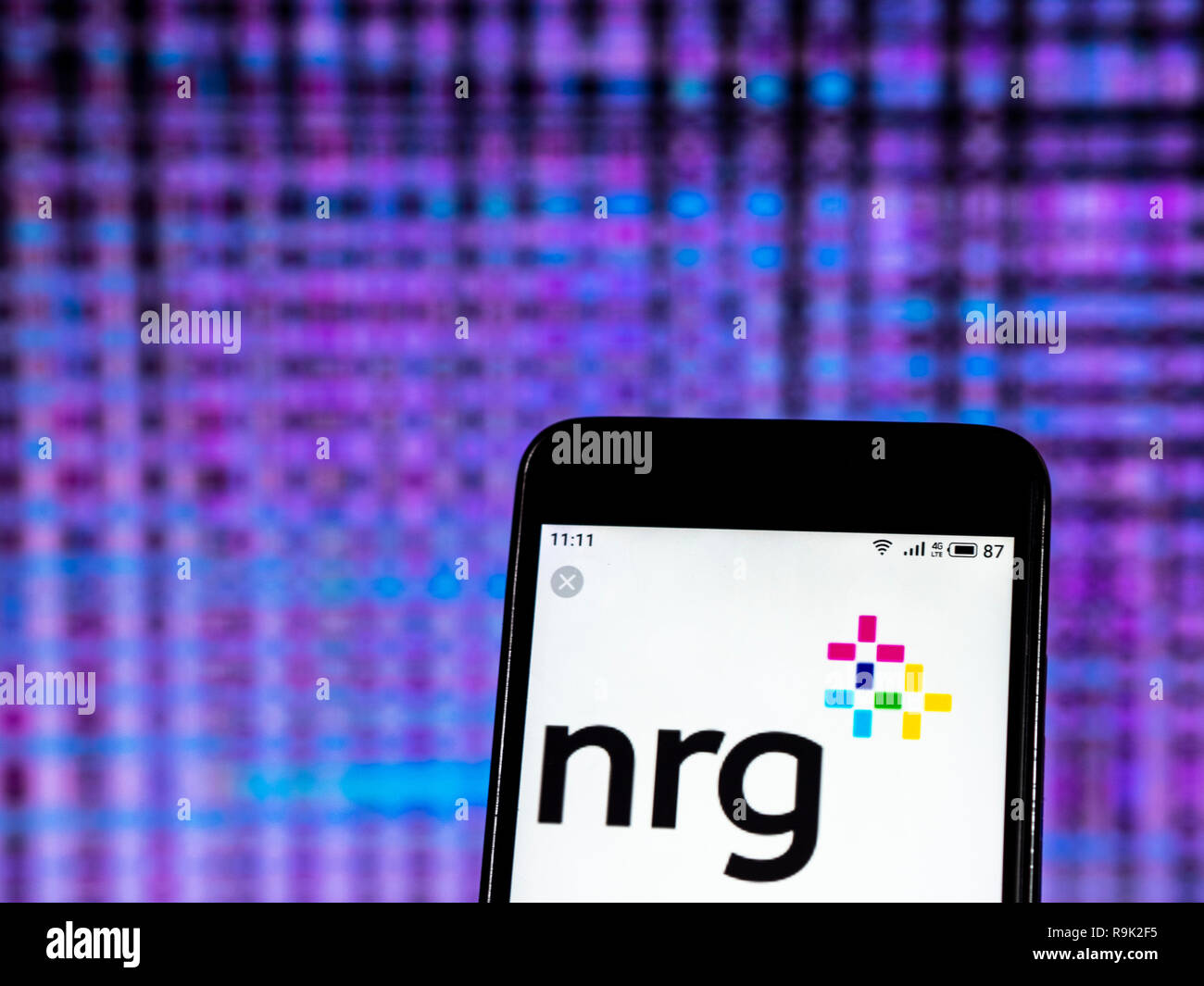 KIEV, UKRAINE - Dec 20, 2018 : NRG Energy logo de l'entreprise vu affichée sur smart phone Banque D'Images