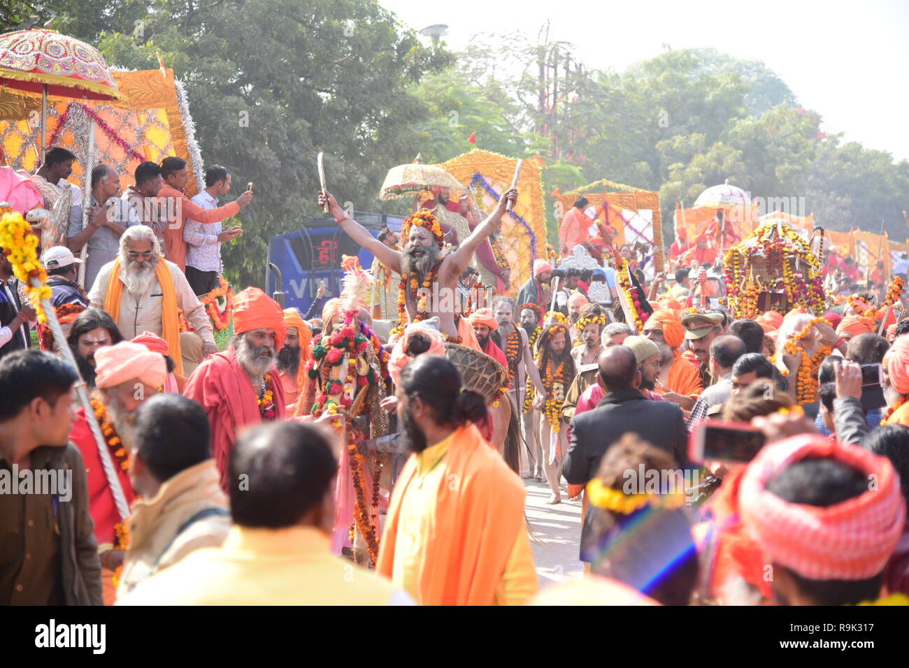 Allahabad, Inde. Dec 25, 2018. Des sadhus Naga Juna Akhara Panch Dashnam «Peshvai prendre part à", une procession religieuse sur les rives du fleuve Ganga, avant de Kumbh Mela 2019 à Allahabad : Crédit Prabhat Kumar Verma/Pacific Press/Alamy Live News Banque D'Images