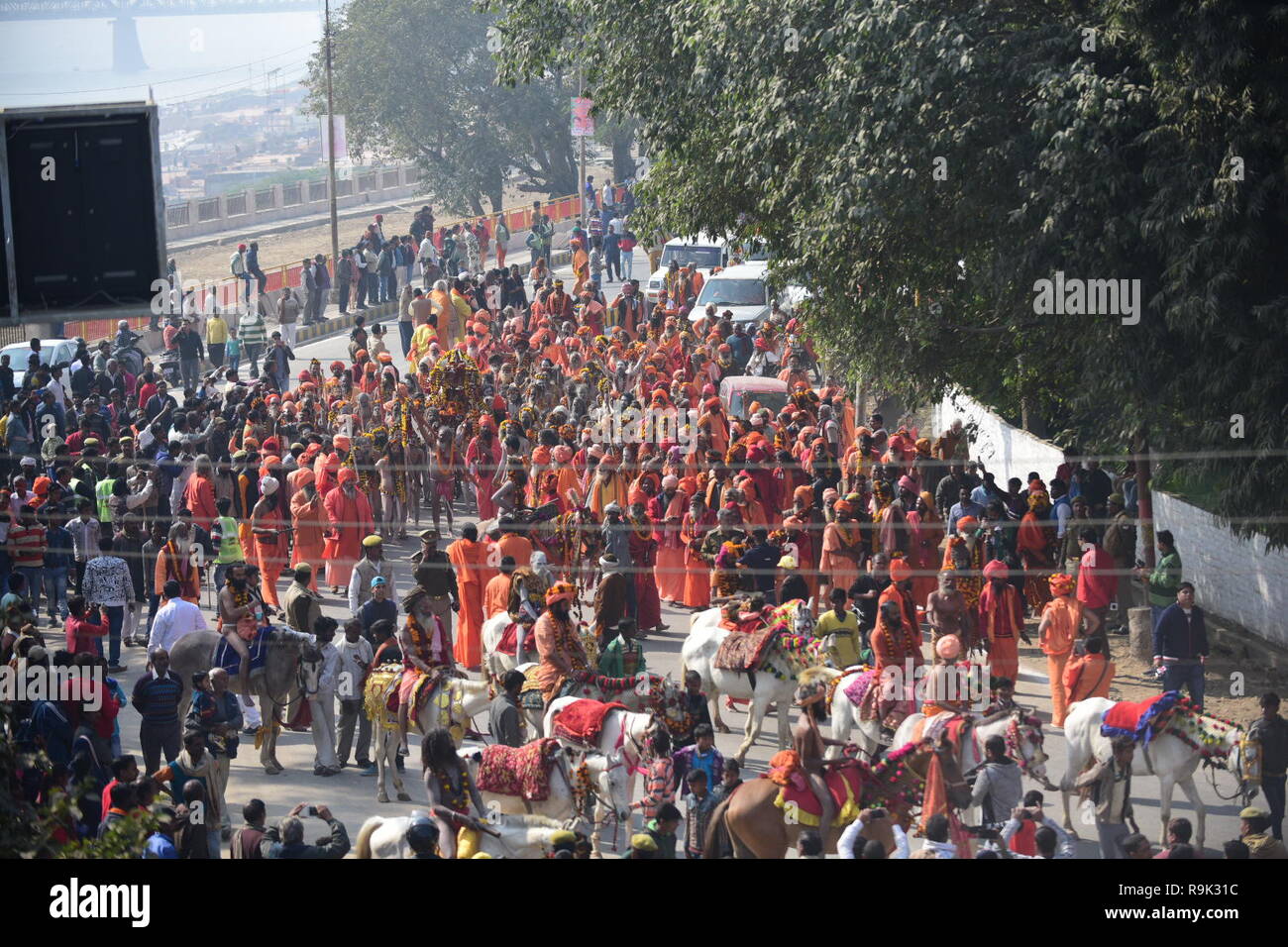 Allahabad, Inde. Dec 25, 2018. Des sadhus Naga Juna Akhara Panch Dashnam «Peshvai prendre part à", une procession religieuse sur les rives du fleuve Ganga, avant de Kumbh Mela 2019 à Allahabad : Crédit Prabhat Kumar Verma/Pacific Press/Alamy Live News Banque D'Images