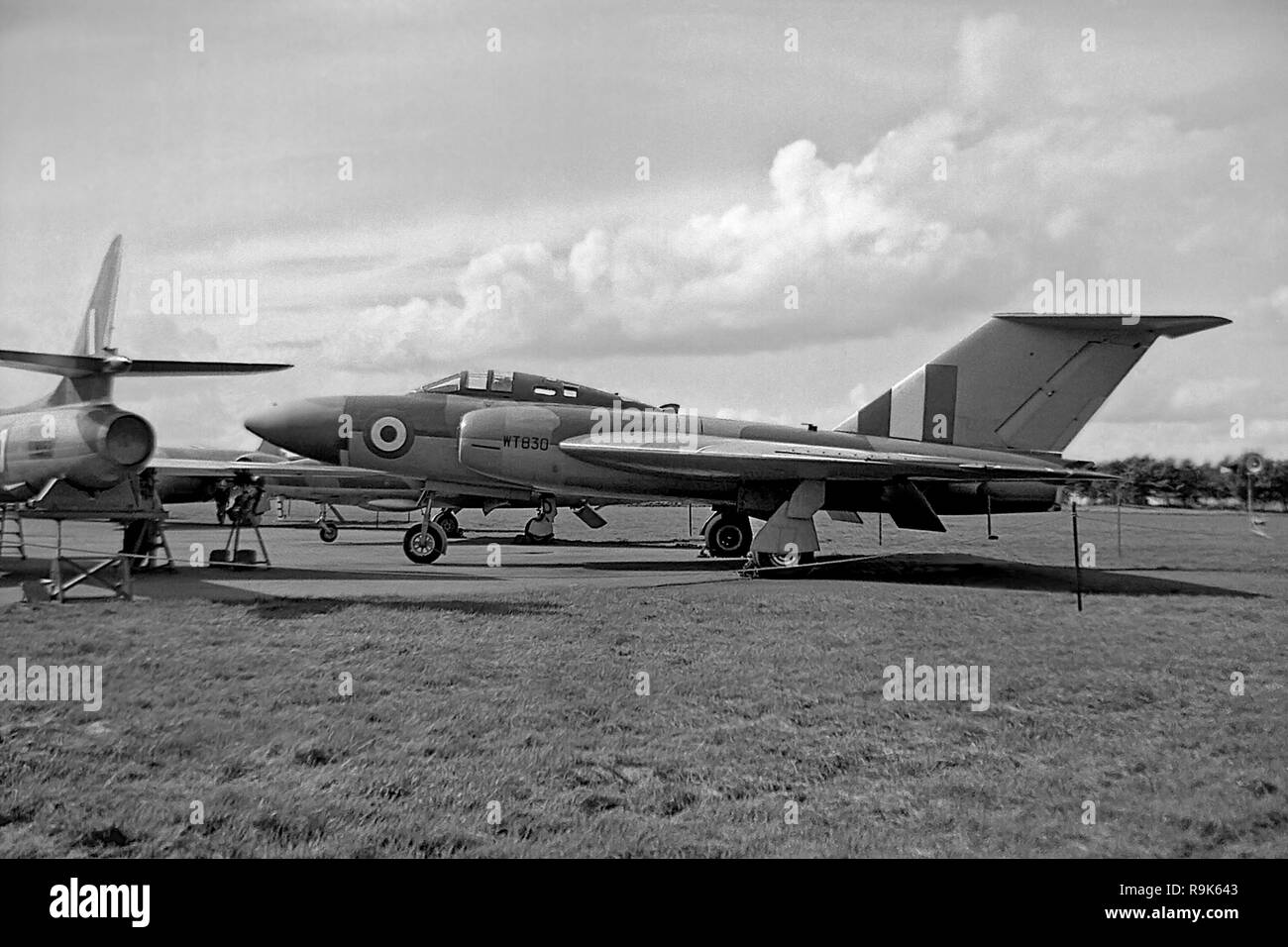L'un 4ème prototype Gloster Javelin fut le premier avec un leadion est poussé au bord de l'aile, il est photographié à l'École d'apprentissage de la RAF, Halton Banque D'Images L'un 4ème prototype Gloster Javelin fut le premier avec un leadion est poussé au bord de l'aile, il est photographié à l'École d'apprentissage de la RAF, Halton Banque D'Images