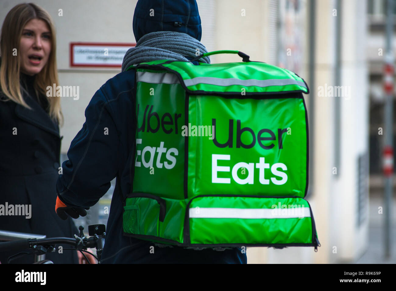 Uber mange des aliments en ligne est un service de commande et de livraison. En cours de livraison sur la rue de Vienne. L'Autriche. Banque D'Images