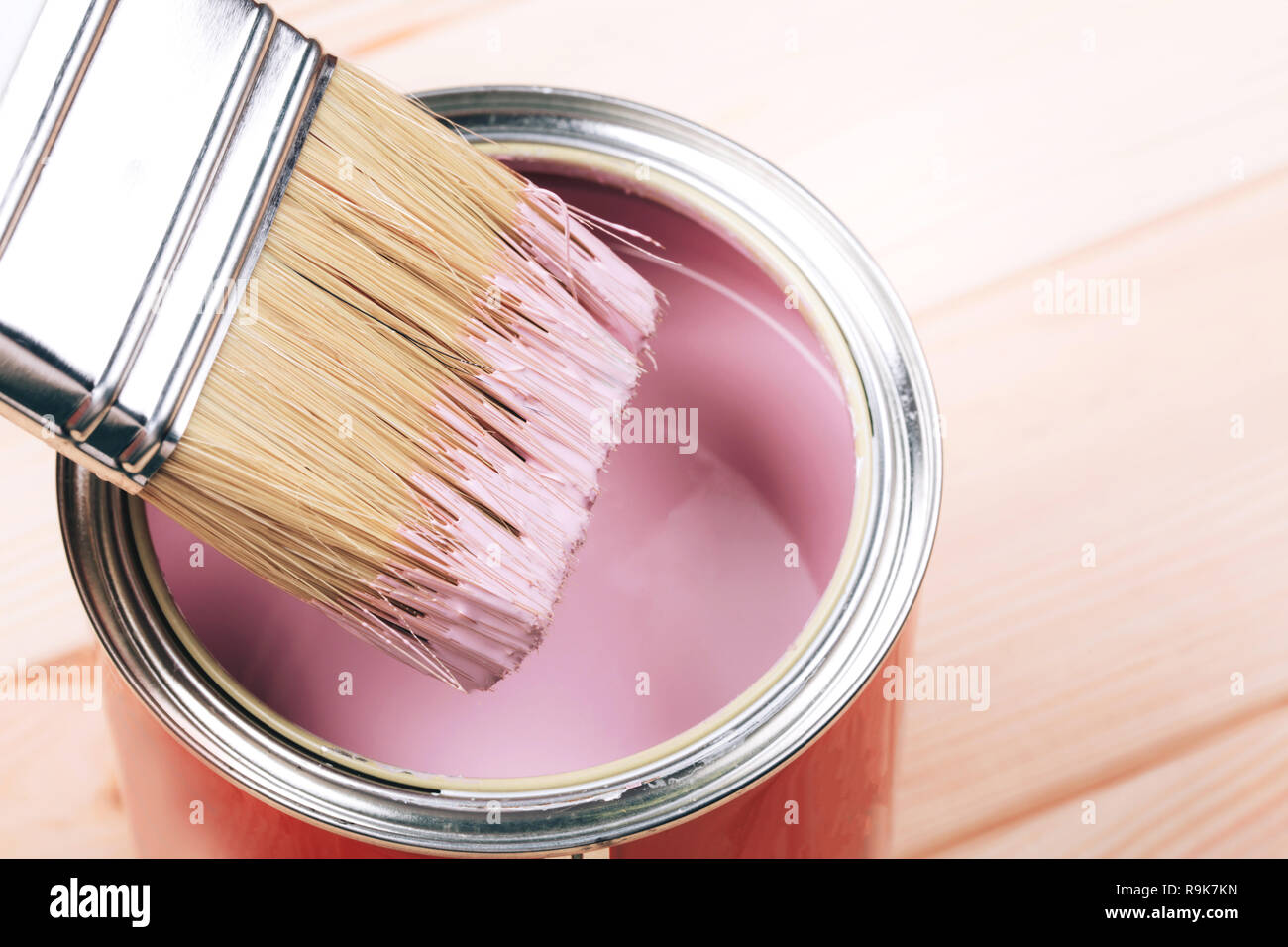 Woman's hand avec pinceau blanc application de peinture rose sur des meubles en bois. Concept de rénovation. Banque D'Images