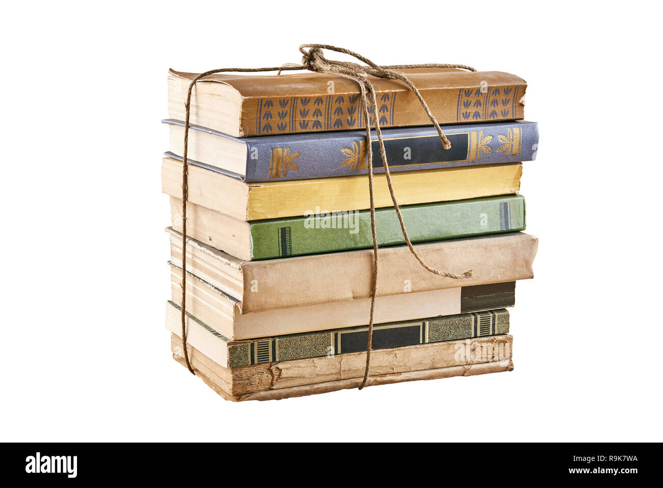 Lot de livres anciens attachés avec de la ficelle. Isolé sur fond blanc. Banque D'Images