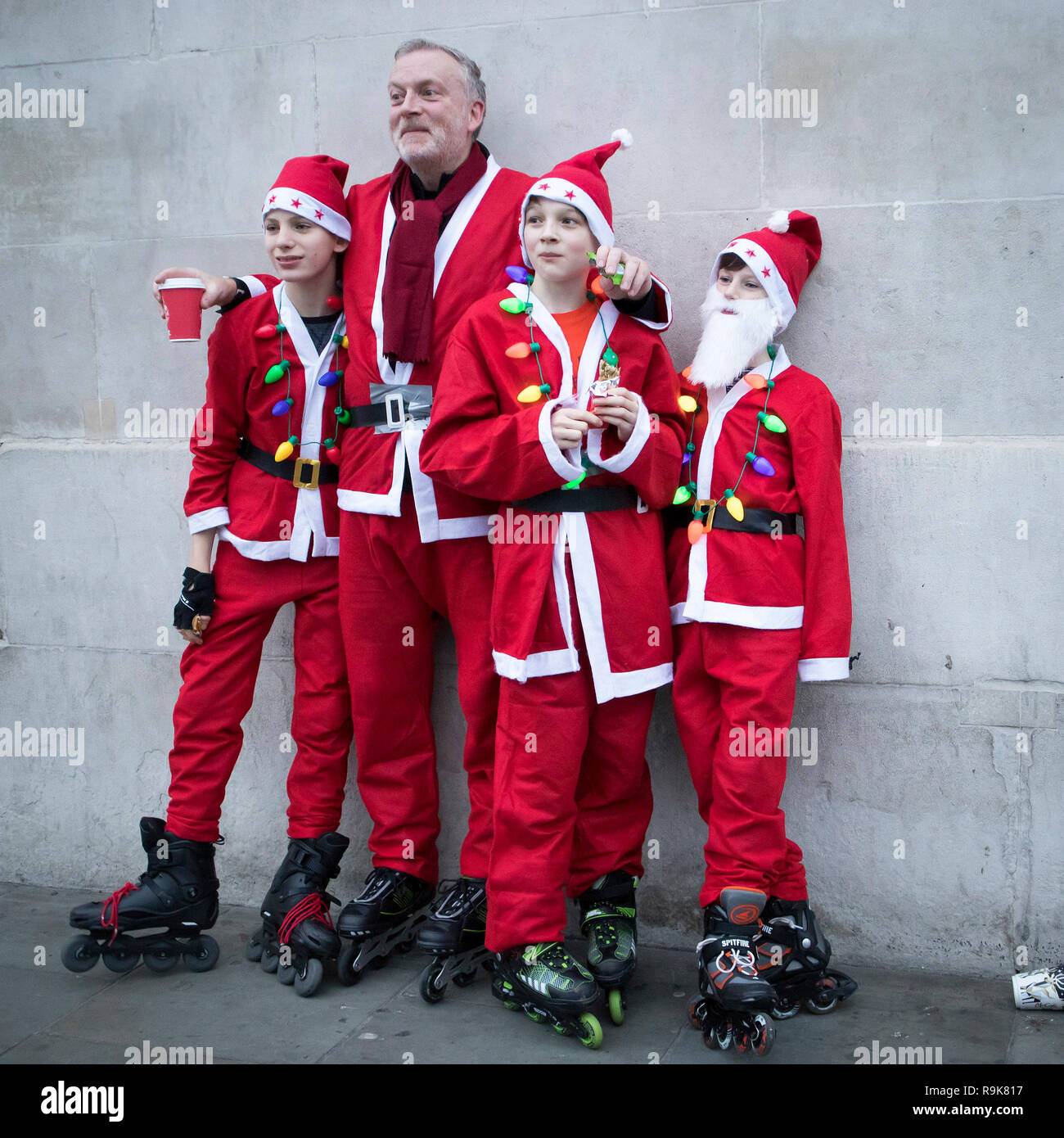 Londres, Angleterre - le 16 décembre 2018 London Friday Night Skate à Londres, Royaume-Uni. SANTA Skate 2018 Banque D'Images