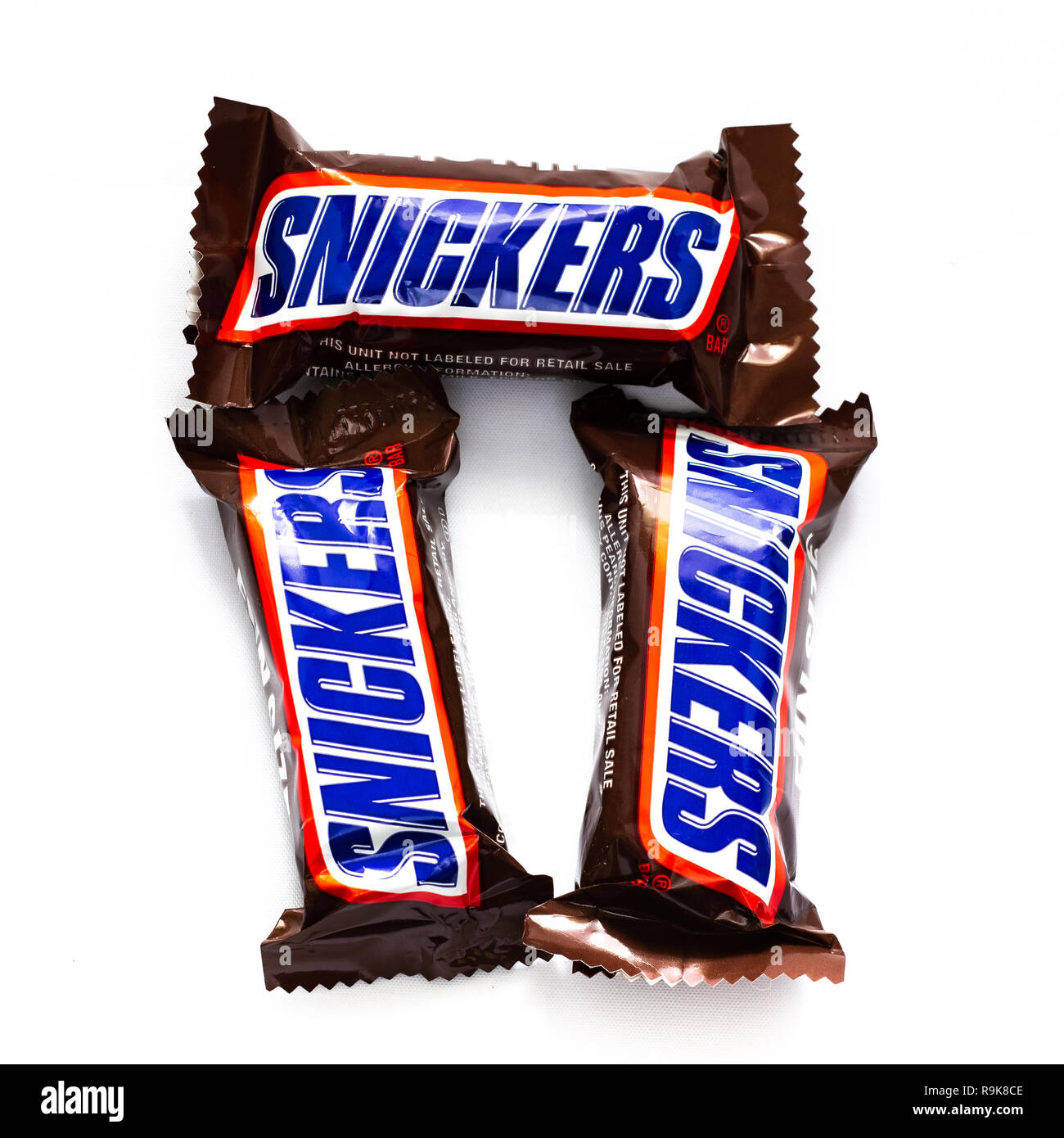 Trois Fun Size Snickers barres de sucrerie isolé sur blanc. Banque D'Images