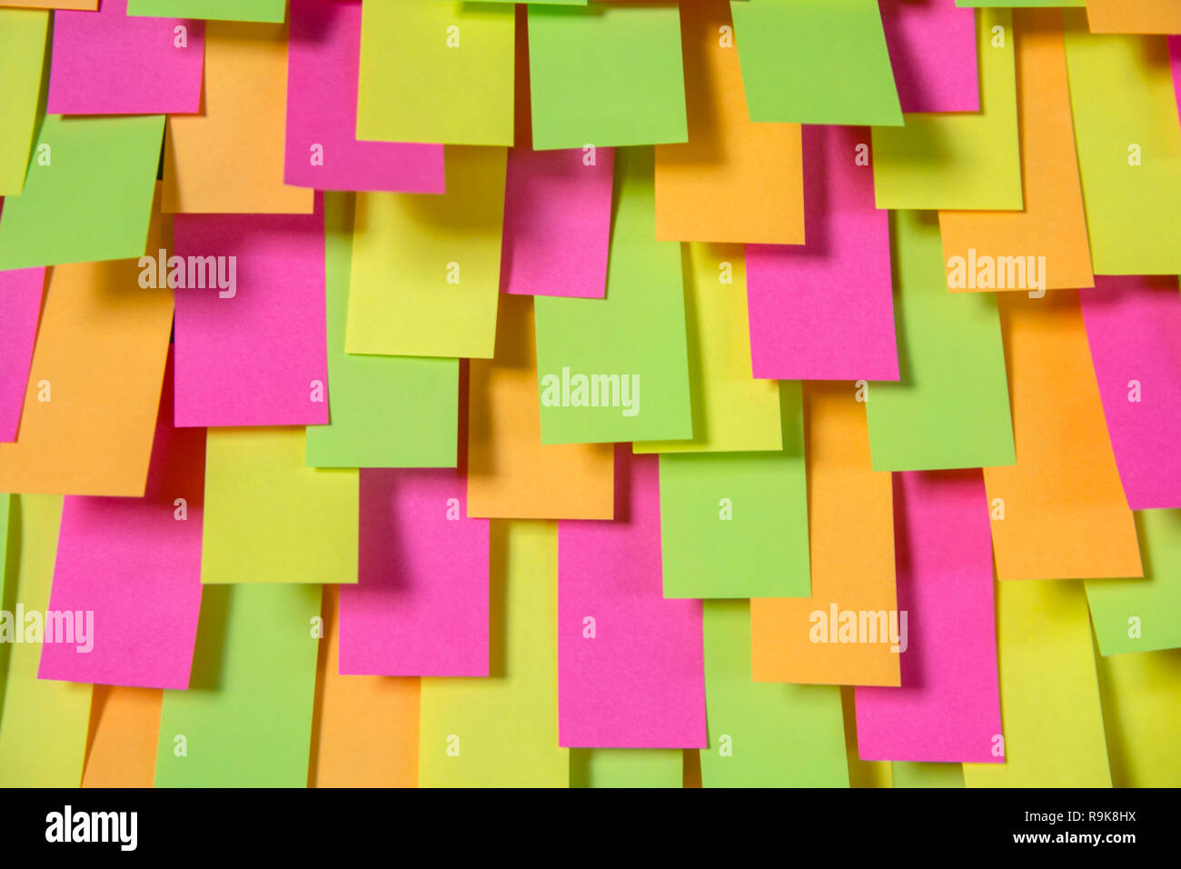 Autocollant Post-it multicolore, note en papier, fond de notes autocollantes Banque D'Images