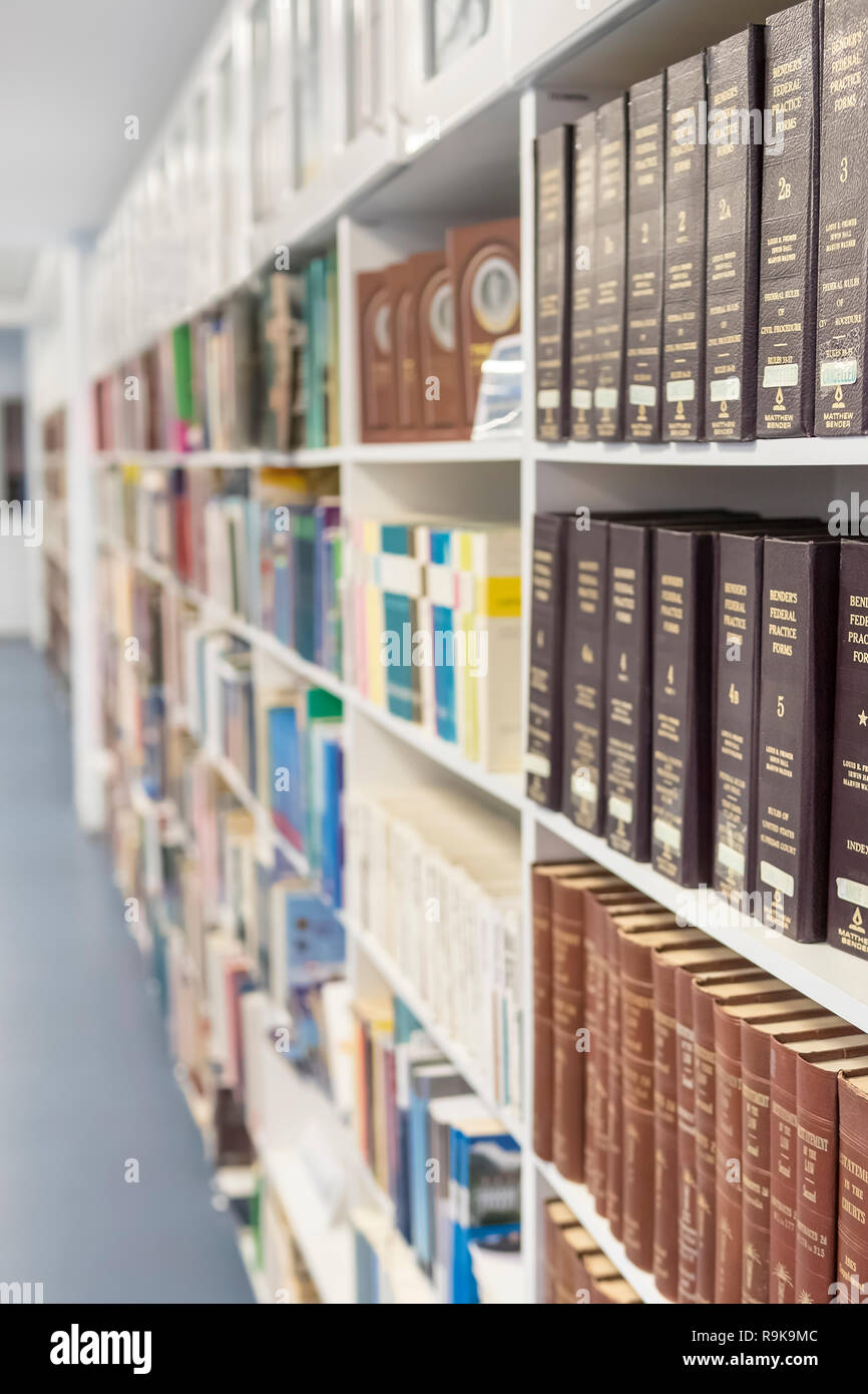 Bibliothèque avec livres de droit Banque D'Images