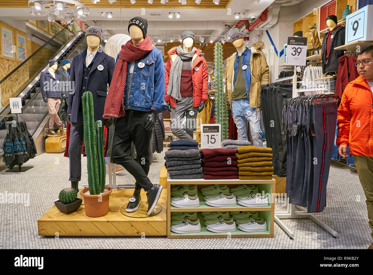 MILAN, ITALIE - circa 2017, novembre : l'intérieur Alcott magasin à Milan. Banque D'Images