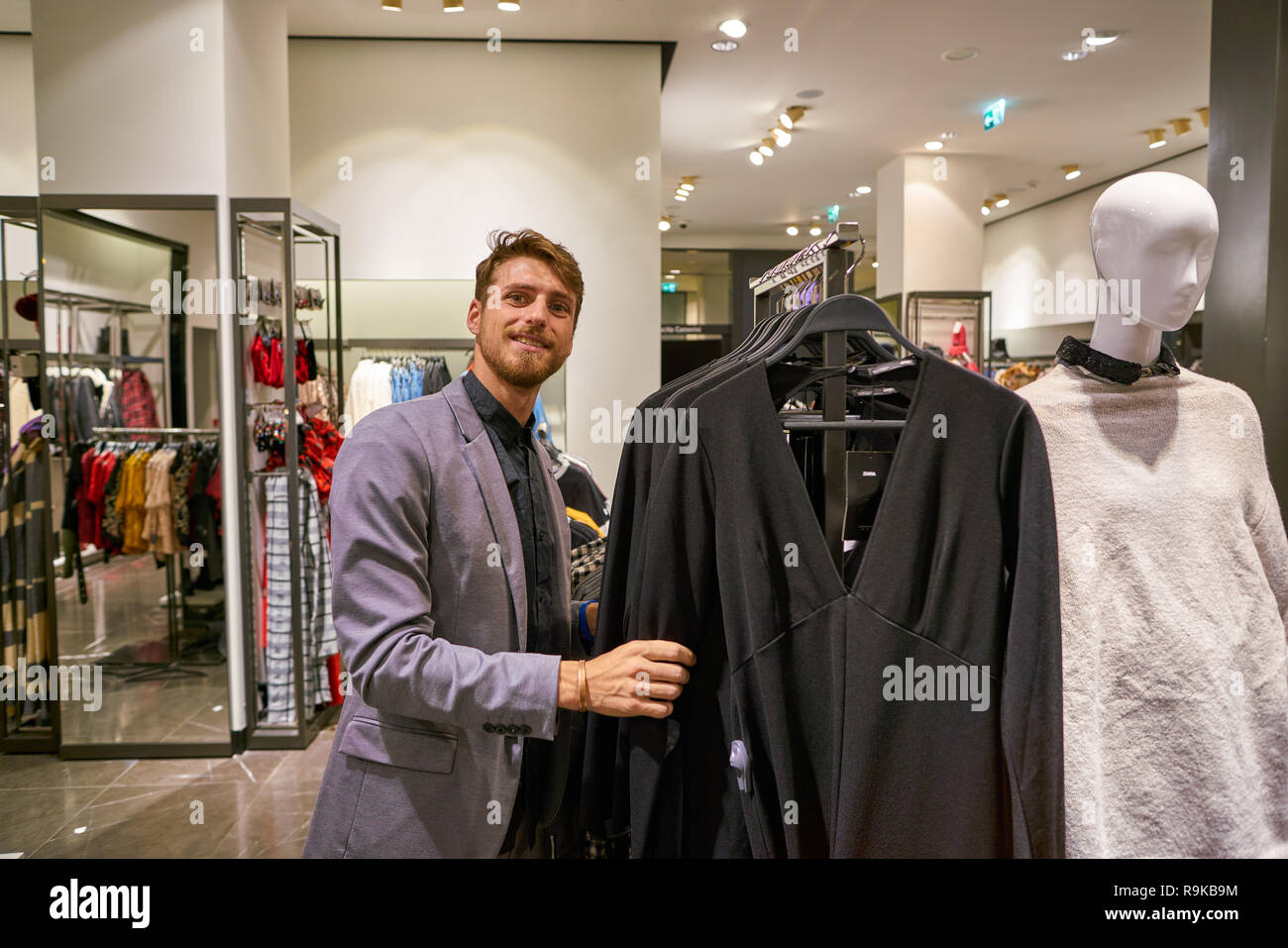 MILAN, ITALIE - circa 2017, novembre : à l'intérieur portrait d'un homme  chez Zara boutique à Milan Photo Stock - Alamy