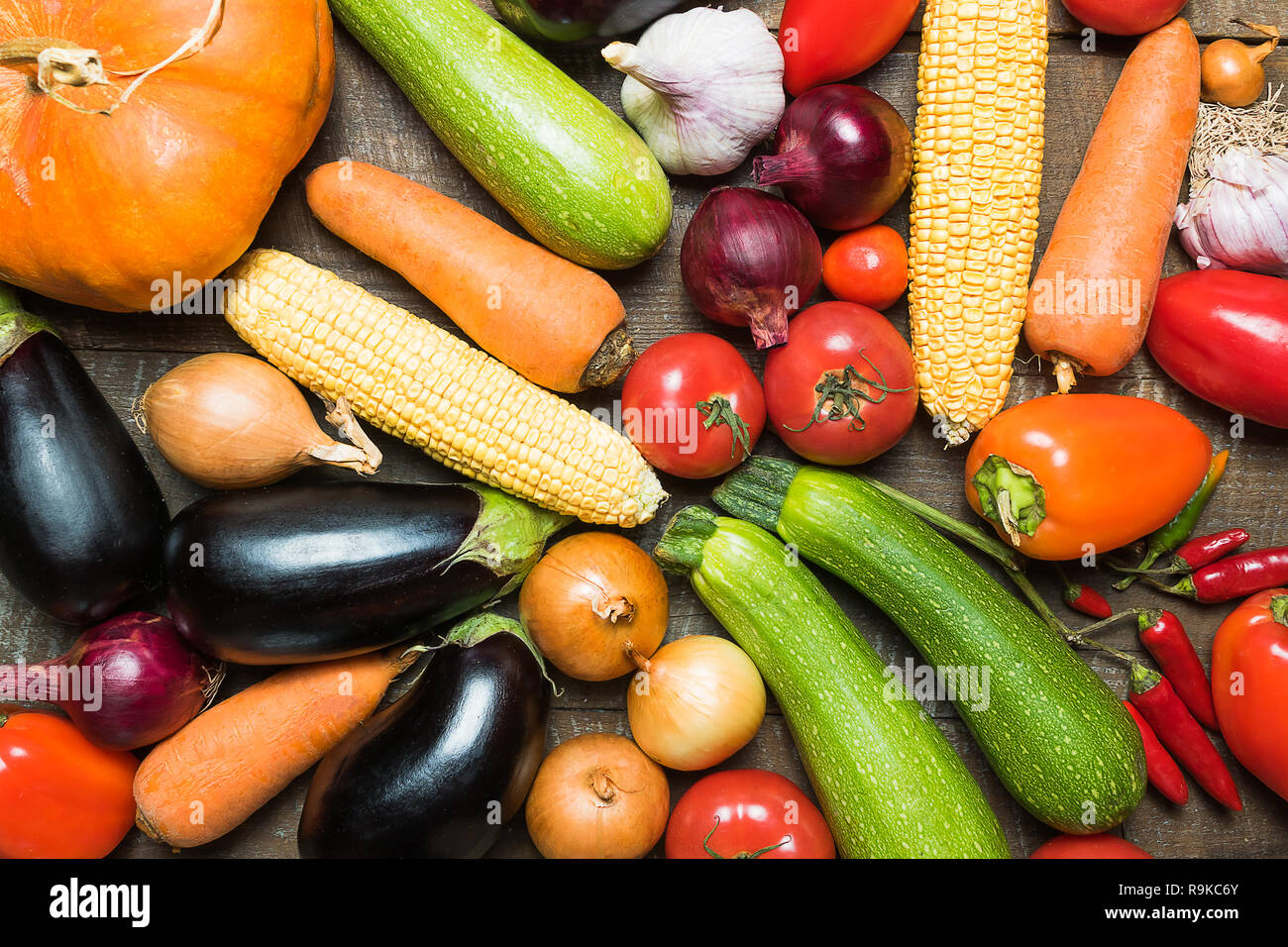 Concept alimentaire. Mise à plat des différents fruits et légumes. Banque D'Images