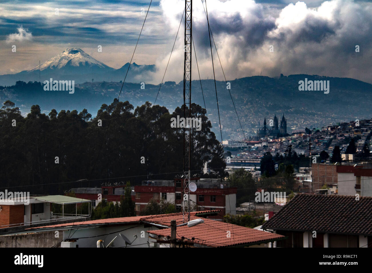 Cotopaxi volcan sur la ville de Quito, Équateur Banque D'Images