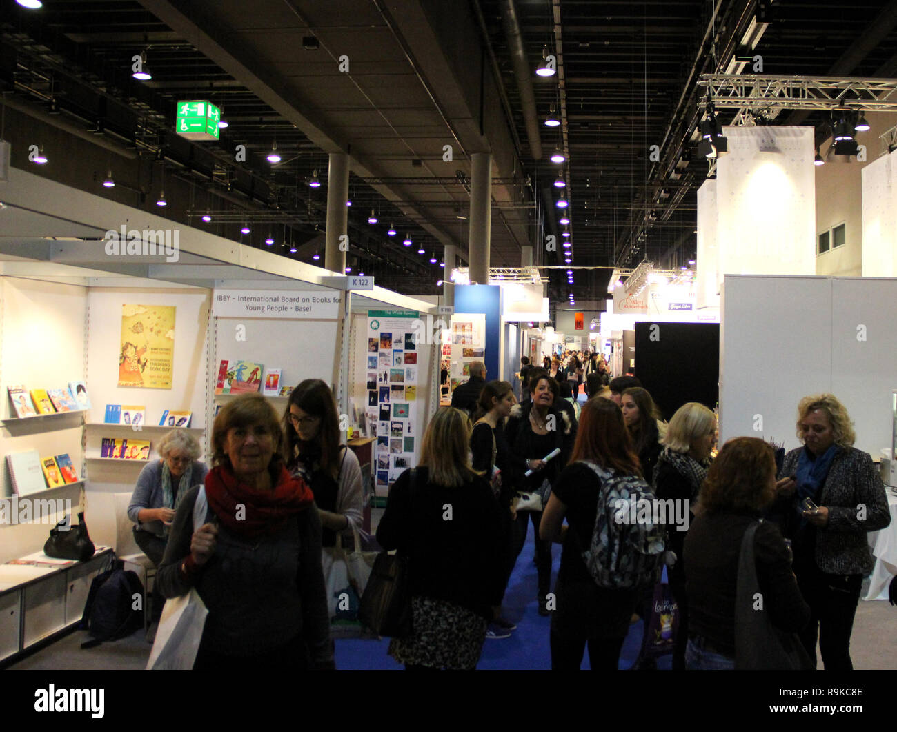 Impressions du salon du livre 2015 et les différents stands colorés à les salles sur le terrain juste à Frankfurt am Main Allemagne Banque D'Images