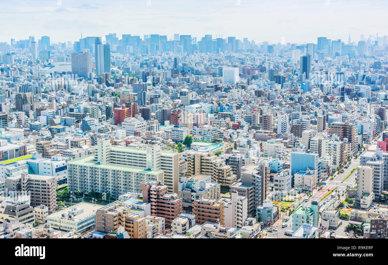Concept d'affaires de l'Asie de l'immobilier et de la construction - Vue panoramique de la ville moderne d'horizon urbain vue aérienne de l'œil de l'oiseau sous le soleil et ciel bleu en Banque D'Images